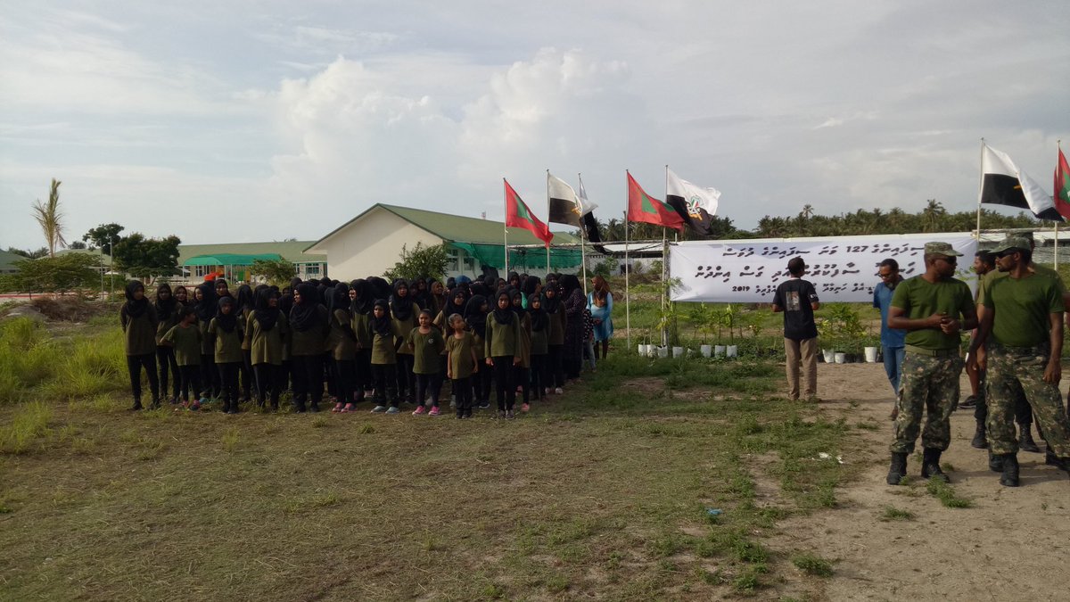 eduGS_60's tweet photo. @MNDF_mv @MNCC_Official @eduGS_60 
Sifainge dhuvas faahaga kurumuge gothun hanimaadhoo school saafu kurumaai gas indhun. @aisthly @EducationMV https://t.co/hbu2okDoWA