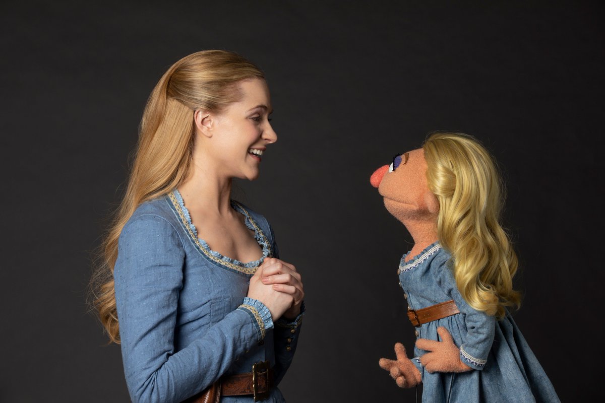 sesamestreet's tweet photo. When you visit #SesameWorld for the first time 😍 #RespectBringsUsTogether 

📷: John Johnson/ @HBO 
@evanrachelwood 
@jfreewright https://t.co/h5gEPryTd7