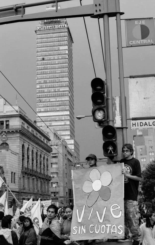 SdeEMexico's tweet photo. Pese al intento de los medios y sus intelectuales de presentar la huelga como la acción de un puñado de activistas las fotografías demuestran que la huelga la hicieron miles de estudiantes que defendían la educación pública #20deAbril #20Años99 https://t.co/CEwHlQaHBP