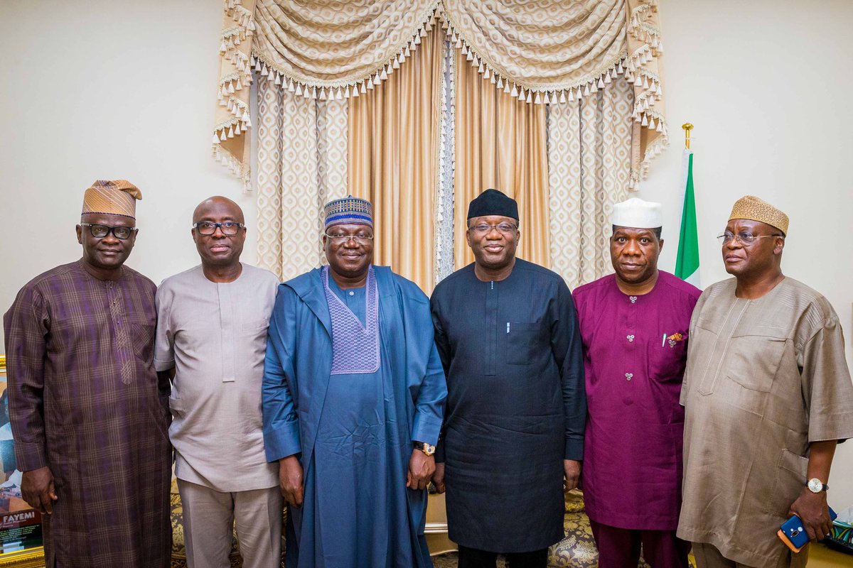 Opetuyii's tweet image. Senator-Elect (North)@SenAdetunmbi Deputy National Chairman @OfficialAPCNg Otunba Niyi Adebayo, Senate Leader, Ahmed Lawan, H.E @kfayemi,Senator-Elect (Central),@repbamidele &amp;amp; Senator-Elect (South) Dayo Adeyeye during a meeting with Ekiti @NGRSenate members in Abuja.
📷@ayoogunro
