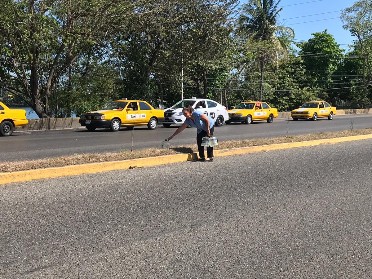 TabascoHOY's tweet photo. ➡️Ejemplo de ciudadana... todos los días la señora Lucy Puig riega las plantas de Av. Universidad, y pide la ayuda de la ciudadanía y las autoridades para que no dejar morir los macuilis.

Ésta es su historia 👉🏽 https://t.co/fdTDB8SCjJ https://t.co/rjaM7WgHOB