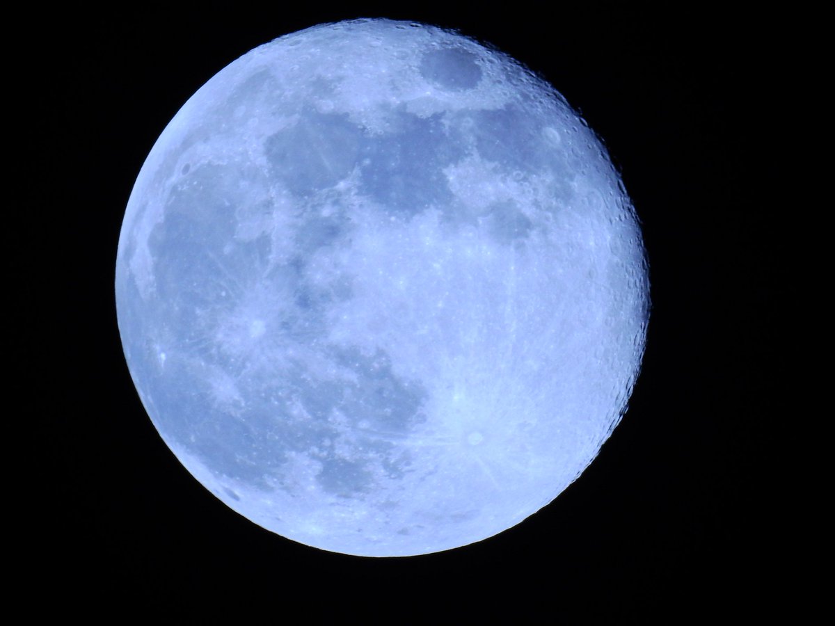 Moon colors. Цвет Луны. Цветная Луна. Голубая Луна. Луна разных цветов.