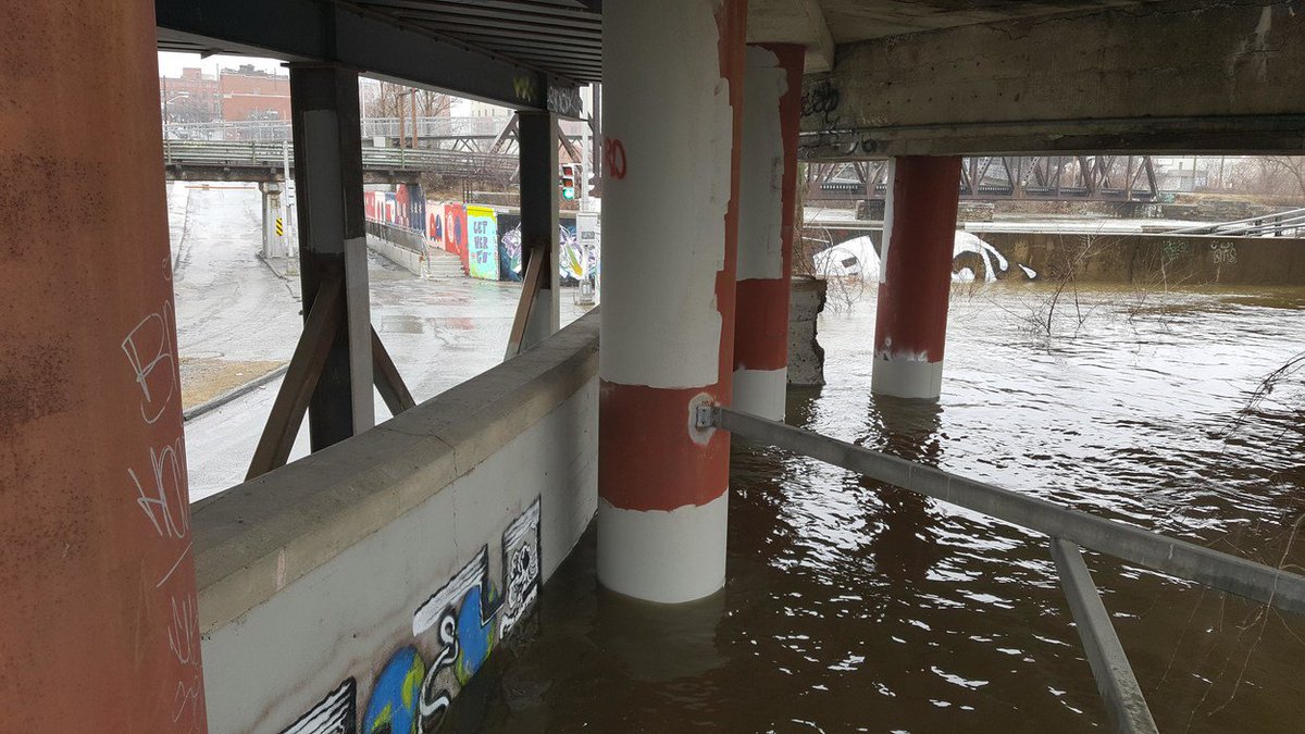 La Ville de #Sherbrooke tiendra un autre point de presse à 14 h. Le niveau de la rivière Saint-François devrait alors être tout près de 21 pieds. #rces