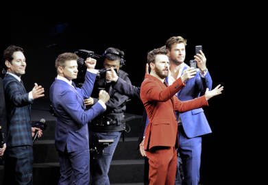 AAssembleBR's tweet photo. 📸 Kevin Feige, irmãos Russo, Paul Rudd, Jeremy Renner, Chris Evans e Chris Hemsworth no #MarvelFanEvent de #AvengersEndgame em Shangai,  há dois dias atrás. https://t.co/B5GrNXZezc