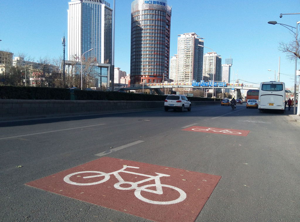 ChinaDaily's tweet photo. Beijing will open its first bicycle-only road at the end of May, according to the city's transport authorities.   https://t.co/P3DVa3JNwV https://t.co/1sqOfYhEbp