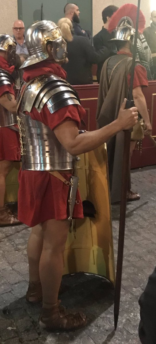 Peso total del uniforme de los legionarios de nuestra #LegioVI (22,5 kg):
- Pilum (lanza) y Scutum (escudo) : 7 kg
- Gladius (espada) : 1,4 kg
- Galea (casco): 1,5 kg
- Lorica Segmentata (armadura) y Cingulum Militare (cinturón): 11,1 kg
- Túnica y Caligae (sandalias): 1,5 kg.