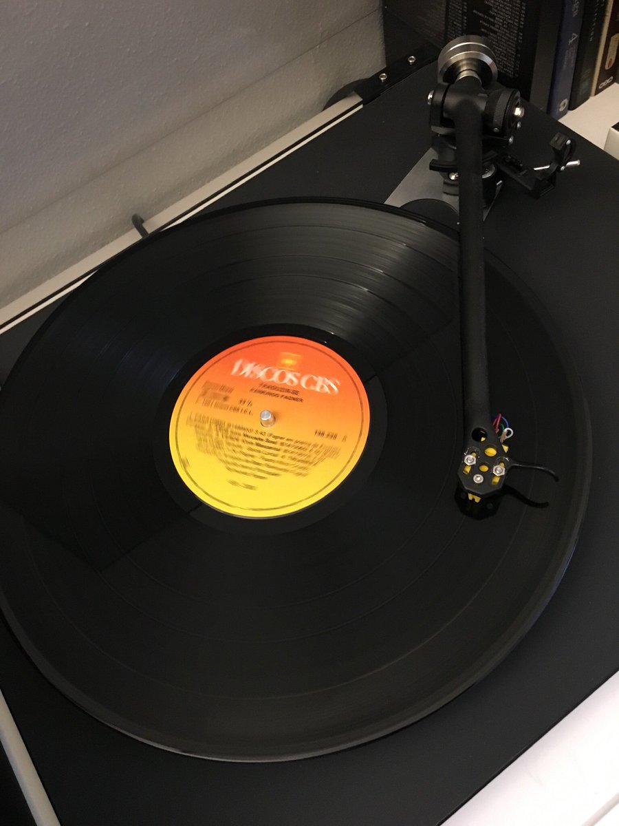 AnalogLLHQ's tweet photo. Found yesterday second hand at #BuscemiDischi here in Milan. #RaimundoFagner ‘Traduzir-Se’, 1981 https://t.co/xyvKmAlFdz
