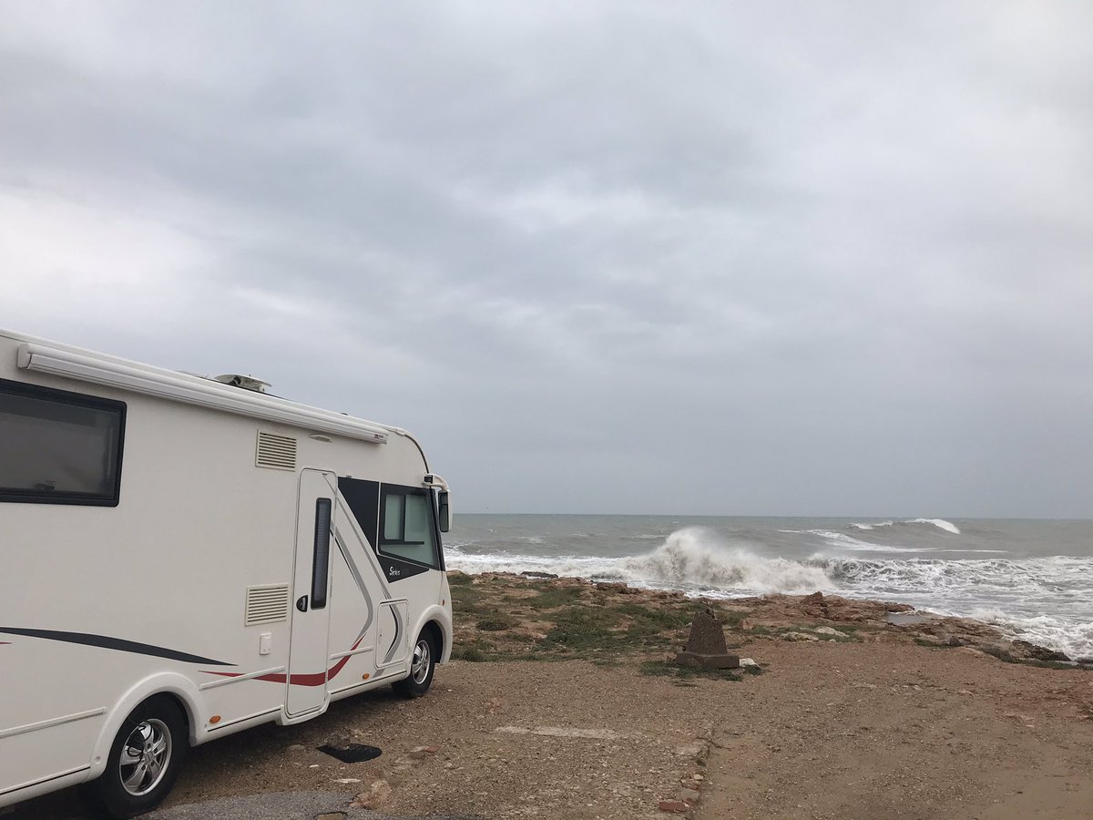 En primera línea con la autocaravana disfrutando del mar revuelto en Torrevieja 🌊