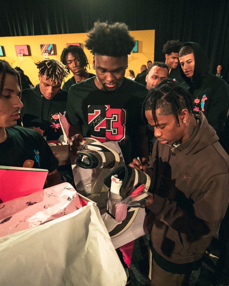 J23app's tweet photo. .@trvisXX came through to the @JordanClassic and hooked up players with signed pairs of his @Jumpman23 Air Jordan 1 https://t.co/9KvE8fIUjo