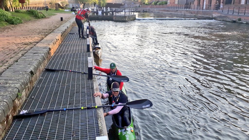 ClarkeyCam's tweet photo. Impressive this. Loads of canoe teams paddling from #DevizesToWestminster
These are at #CountyLock #Oracle #Reading https://t.co/3PZEaVWqwC