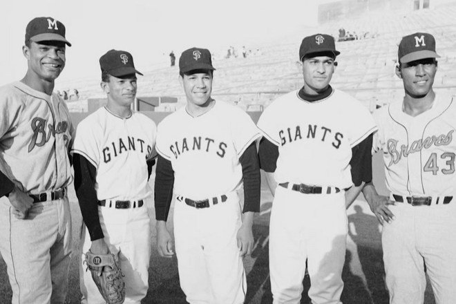 Felipe y Carty en los extremos con los Bravos, Mateo, Marichal y Jesús con los Gigantes. La foto es de 1964 o 1965 porque los Bravos todavía estaban en Milwaukee. Ver la "M" en la gorra <a href="/manegonte/">ManuelGonzalezTejera</a>