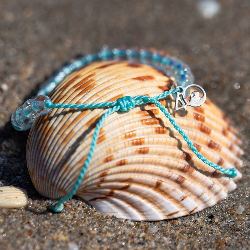 Celebrate #EarthDay and show your love for the #ocean with @4oceanBracelets! They are made from recycled materials and each one sold funds the removal of one pound of trash.🙌🏻🌎