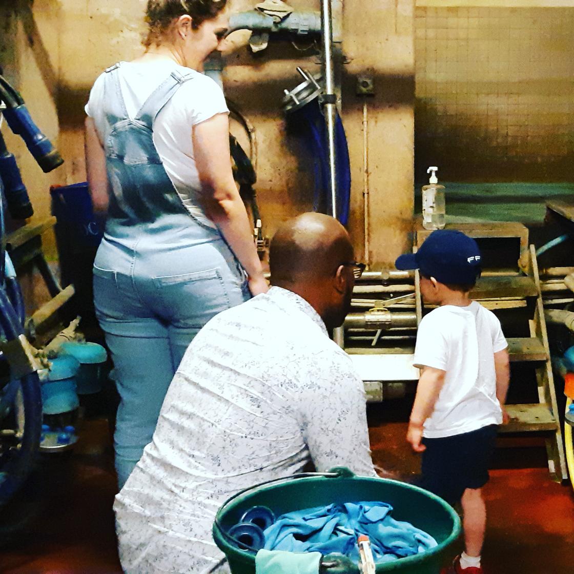 Les_Elles_Terre's tweet photo. #Nohan 3 ans Eh papa papa viens viens papa regarde ! eh bin Lolo elle met l'aspirateur sur les vaches et pi elles donnent le lait ! tu comprends ?
Et pi après l'aspirateur pouff hop y s'en va tu comprends 🤣
#Jadore
#MotDenfant
#TuComprends 🤣
#ComPositive
#SudEstMayenne https://t.co/BYTXK3ZiGV