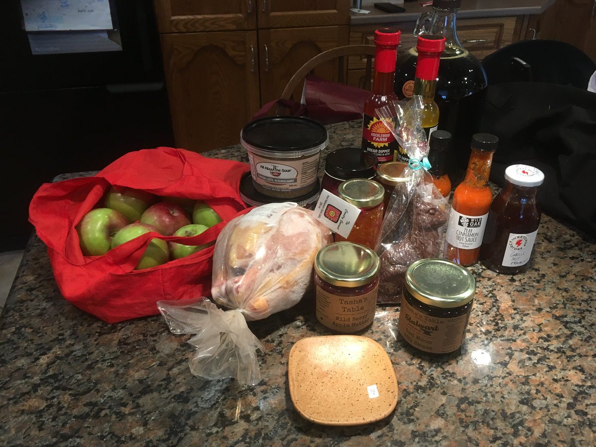 Jejager1's tweet photo. Achèter des produits locaux nous permet de diminuer notre empreinte carbonique... et ils sont vraiment bons (surtout la sauce piquante 😋)! J’espère vous voir au marché des fermiers à Carp durant les fins de semaine à venir! #organic https://t.co/y3Hnd14qyG