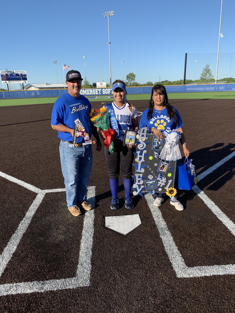 VintonAshley's tweet photo. Parent/Senior Night ❤️ It was a blessing to play Varsity softball for all 4 years of my high school career, unfortunately it has come to an end but I will forever cherish the great memories 🥎🙏 #offtocollegeball Thank you Jalyn for my gift “A”🌻 https://t.co/vw7Px5bozw