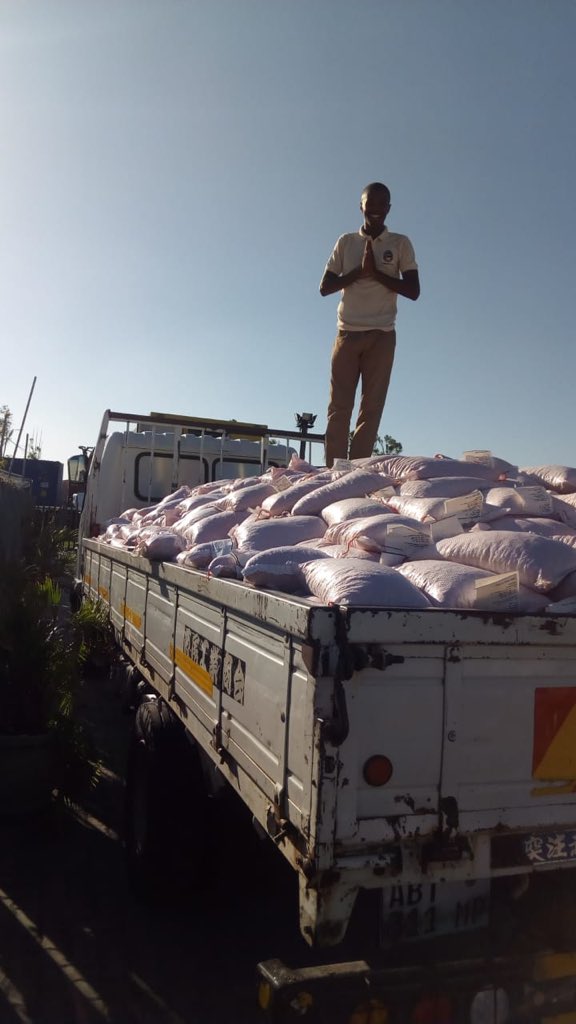 wilkerDias13's tweet photo. Eu disse que não pararia até que ajuda chegasse a todos, agora vamos aos distritos...💪🏾1000 sacos=1000 famílias=5 toneladas em sementes...
Até já #Lamego e #Haluma.
#cycloneidaiupdate #CycloneIdai #mozambiquefloods2019 #Vamoz https://t.co/dtF0rNowi3
