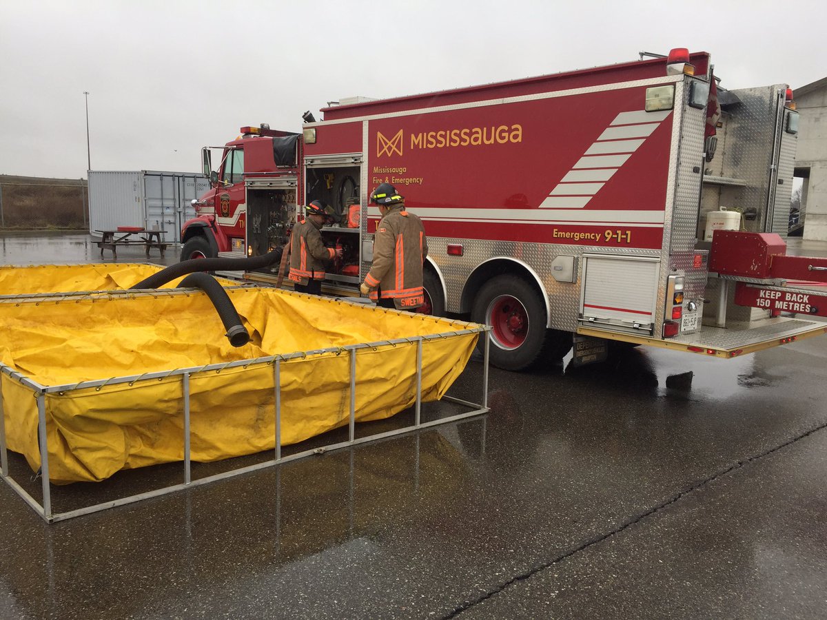 pacddp's tweet photo. Training doesn’t take weekends,holidays or stop for weather. Tanker training and pump ops with P115,A115,P108,T101 @MississaugaFES @RocketPaul https://t.co/uMmg8IywIO