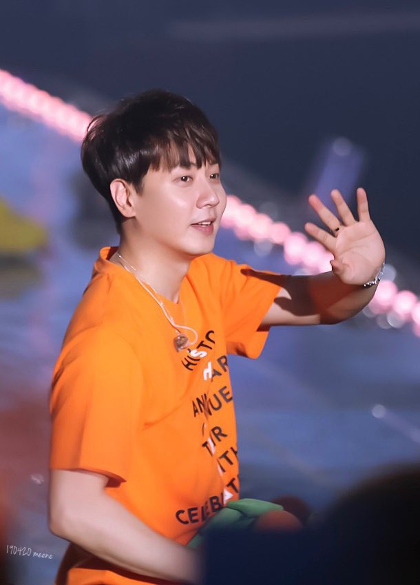 hellowmee's tweet photo. 앤요정🧚‍♂️🧡

#신화 #앤디
190420 신화21주년콘서트 https://t.co/8RntYmCDpA