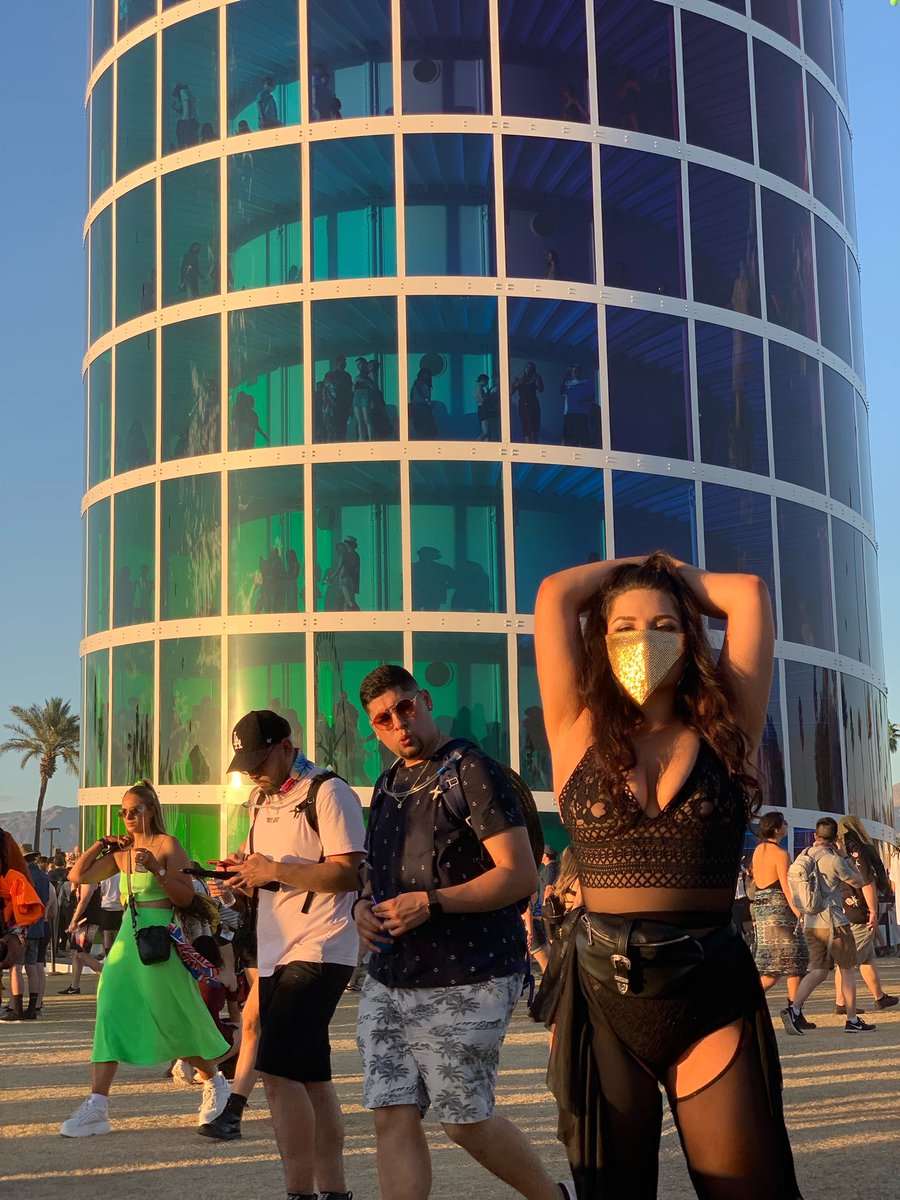 AyeeItsAriel's tweet photo. When you got more than just the horses in the back 💀 https://t.co/NXdcoRQXa9