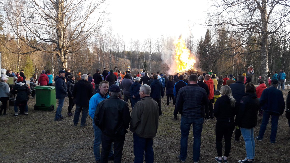 Niin vaan saatiin pääsiääskokolle sytytyslupa! Hyvin oli jälleen porukkaa liikkeellä, herkkujen ja hyvän seuran perässä 😊 #pääsiäinen #kokko #pääsiäiskokko #yhteisöllisyys