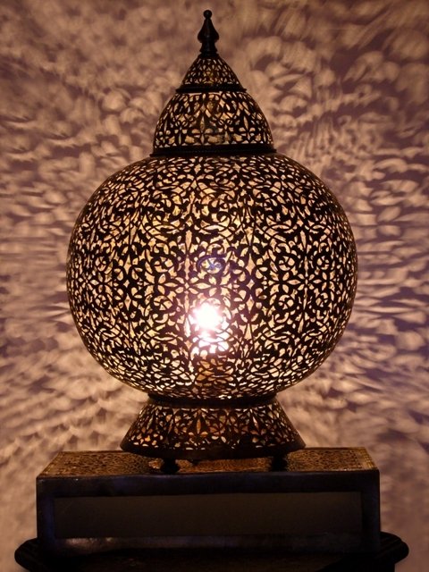 MarrakechGaler1's tweet photo. In Morocco, the lighting of the houses always contributes to make the rooms more warm and convivial. Soft lighting is often preferred, creating shadows for a soothing atmosphere. https://t.co/OUVjAiSKeT