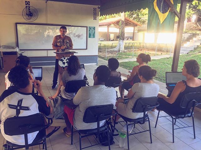 projetoflechas's tweet photo. Pr. Rogério Marucci @rogermpm ministra aos alunos da #EscolaFlechas sobre #Chamado e #Missões.
Somos servos de Cristo, como Paulo fala de si mesmo em Rom. 1:1.
#Missões
#EscolaFlechas
#Chamado
#GoFlechas https://t.co/HaUgpJzABQ