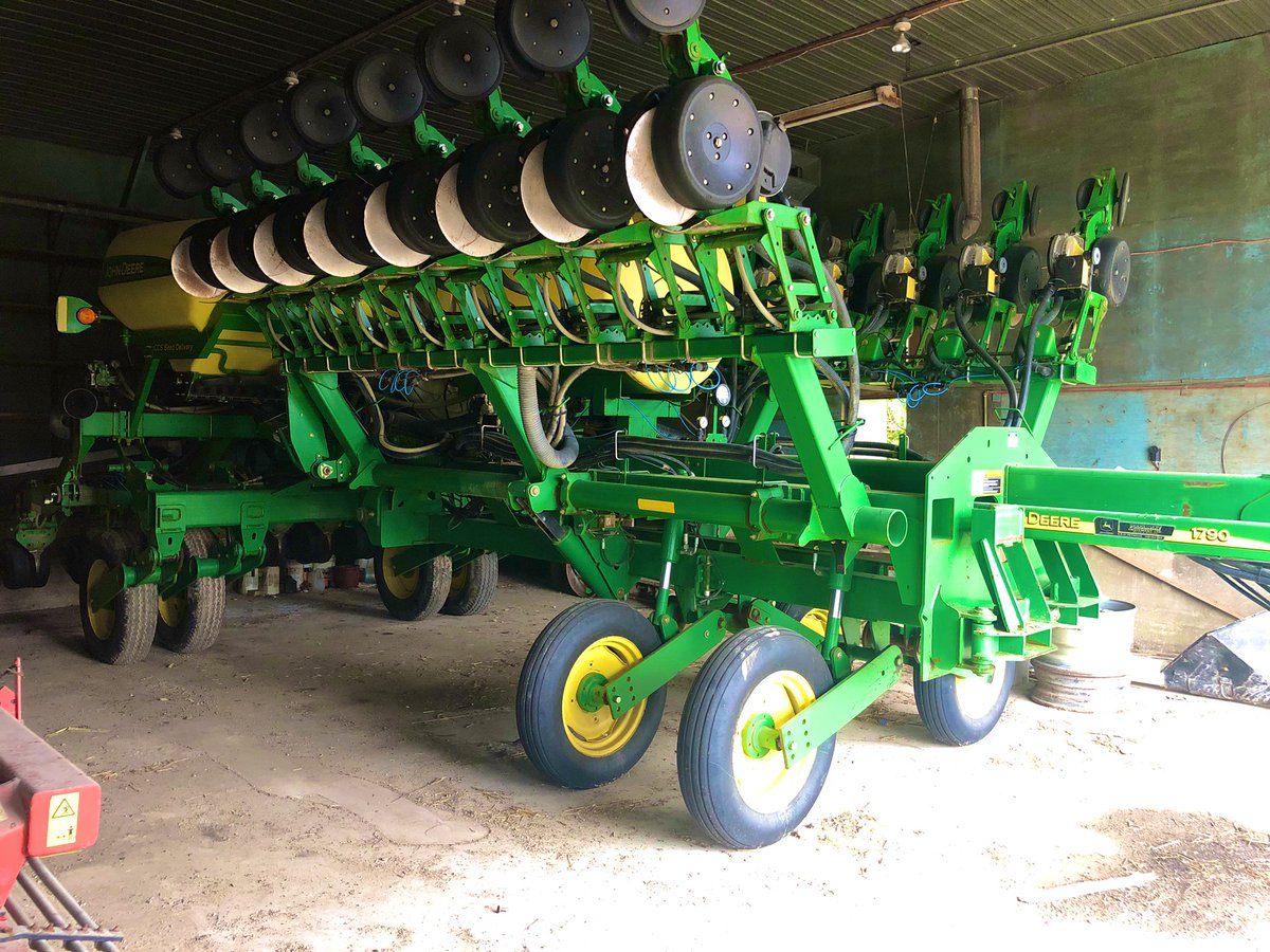 tobyburgin's tweet photo. 2008 1790 in excellent condition always parked inside! 18,000ac
Rows: 24 / Row Spacing: 20 in / Metering System: Vacuum / Hopper: Central Fill System/markers: no/ Liquid fertilizer ready with tank/seed disc: Soybean and corn.  $79,000 CAD https://t.co/Bkm3t44xVY