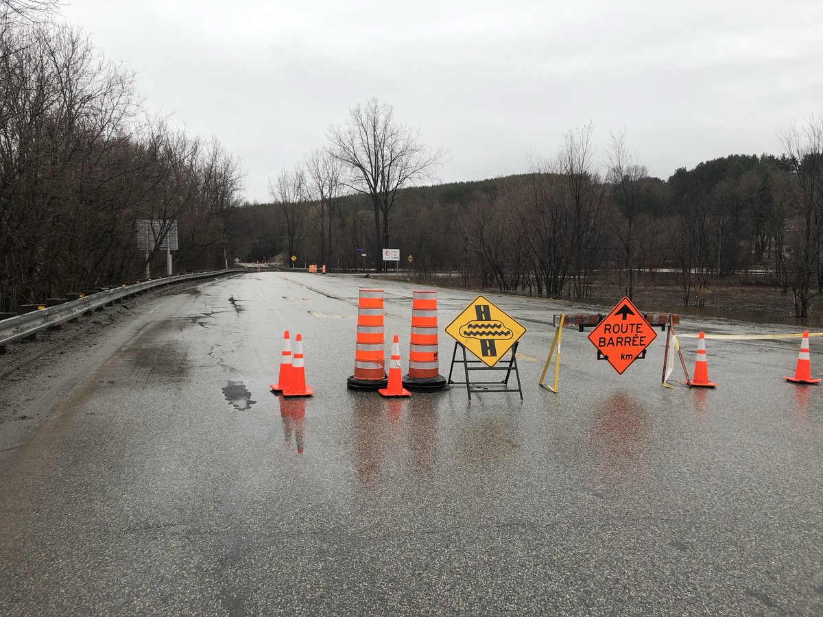 À #Sherbrooke, le boulevard Saint-François en direction Nord est fermé. Une centaine de riverains sont priés d'évacuer. La rivière Saint-François a atteint le seuil critique de 21 pieds. La rue Little Forks est également barrée à Lennoxville #rces