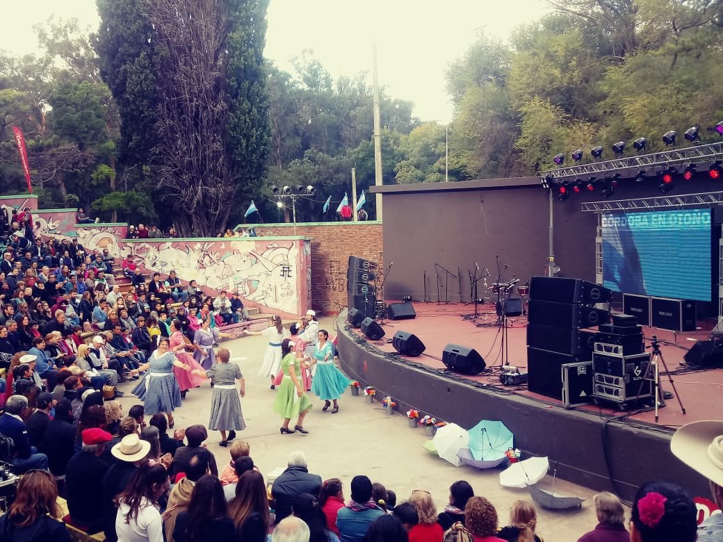 Anfiteatro lleno en la 3er tarde a puro folklore que vivimos en #necochea. La gente se acerco a disfrutar de la #FiestaDeLaTradicionGaucha con un nutrido cronograma de #artistas locales y zonales, además del cierre de #lujo con <a href="/loscarabajal/">Los Carabajal</a>