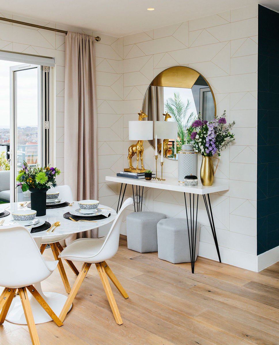 MyBespokeRoom's tweet photo. The spring light looks gorgeous coming through the glazing and making this amazing open-plan living, dining & kitchen space feel even brighter!
#MBRTopTip: A large mirror will bounce light around the room, making the interior look even more gorgeous in the natural light! ๐ https://t.co/h3LT3q6JKD