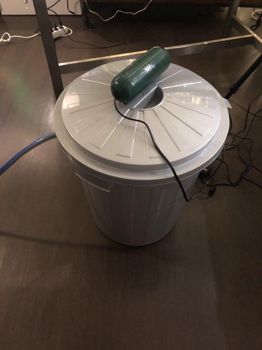 DerReichart's tweet photo. Ich präsentiere: Reicharts selbstgebautes Kübelpflanzen-Bewässerungssystem 😬 Und das Coolste: Das Wasser leite ich direkt an die Wurzeln der Pflanzen! Jetzt seid ihr gefragt: Morgens, Mittags oder Abends wässern? #RSKB(c) ;-) https://t.co/k2jsxzd2u6