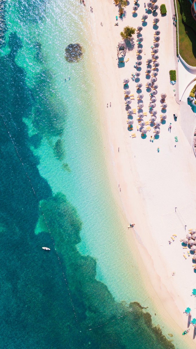 Cette vue à vol d’oiseau est *presque* aussi formidable qu’une journée à la plage. Envolez-vous pour Montego Bay à tout moment de l’année à bord d’@aircanadarouge 🌴☀️🐠😎 (📸 @nickrichgfx)