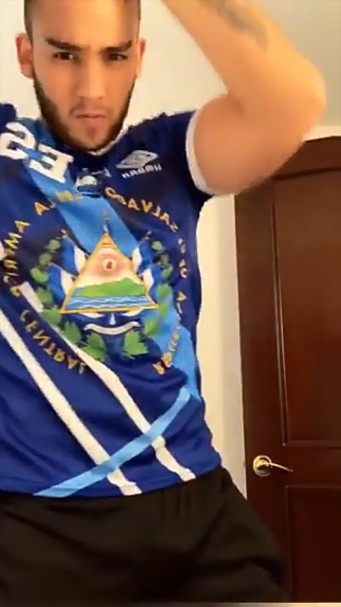 SebasGaunaaa's tweet photo. @famososhots Alto papacito o no si ven lo que se marca ahí a ver si muestra mas o no belleza 😍💕🔥 https://t.co/8mjkB4dFZY