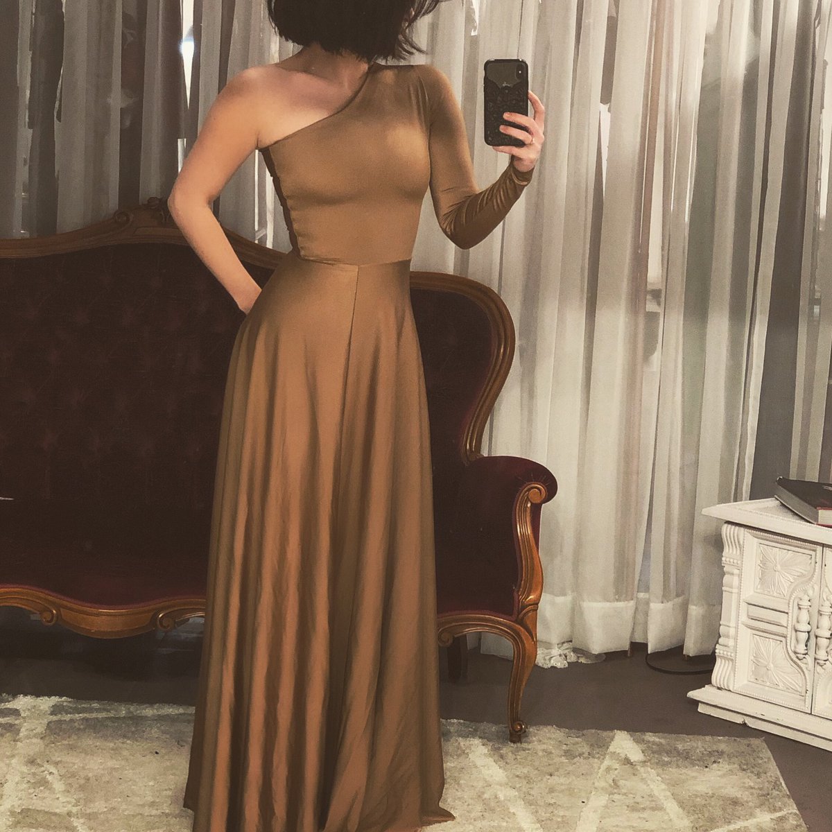 megansooley's tweet photo. One sleeve Sooley gown. https://t.co/NDB3JNbah4
