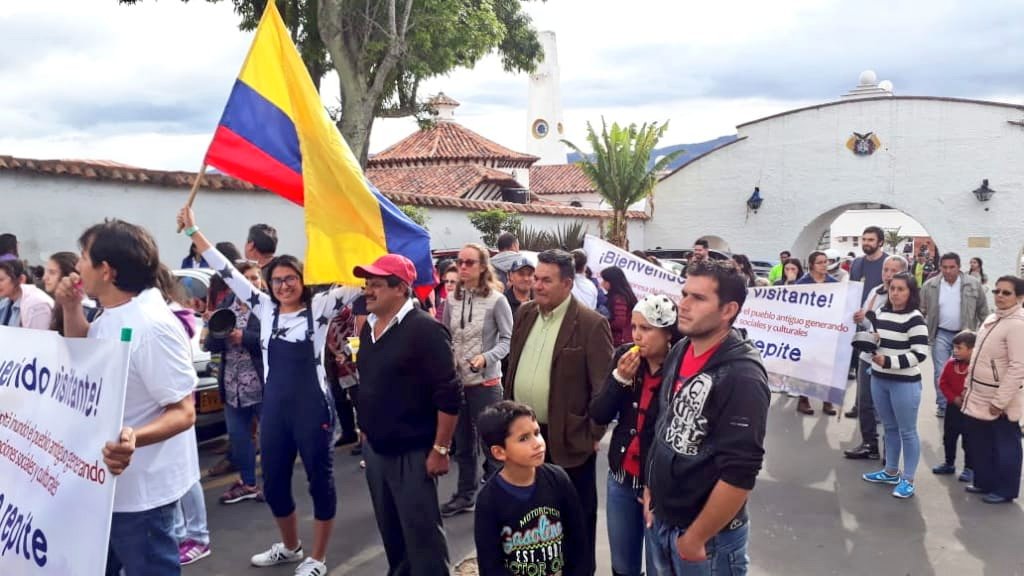 mjsarmientoa's tweet photo. En Guatavita, la comunidad se movilizó para rechazar el proyecto parque Tominé que adelanta la administración de @EnriquePenalosa en absoluto secretismo. Exigen claridad en la información. https://t.co/GdCZPn8OeG