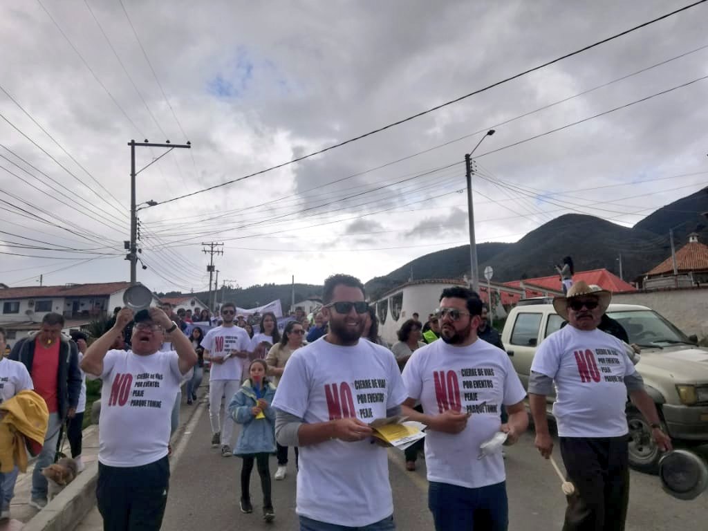 mjsarmientoa's tweet photo. En Guatavita, la comunidad se movilizó para rechazar el proyecto parque Tominé que adelanta la administración de @EnriquePenalosa en absoluto secretismo. Exigen claridad en la información. https://t.co/GdCZPn8OeG