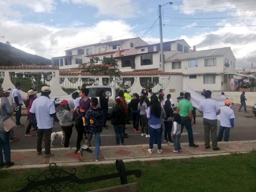 mjsarmientoa's tweet photo. En Guatavita, la comunidad se movilizó para rechazar el proyecto parque Tominé que adelanta la administración de @EnriquePenalosa en absoluto secretismo. Exigen claridad en la información. https://t.co/GdCZPn8OeG