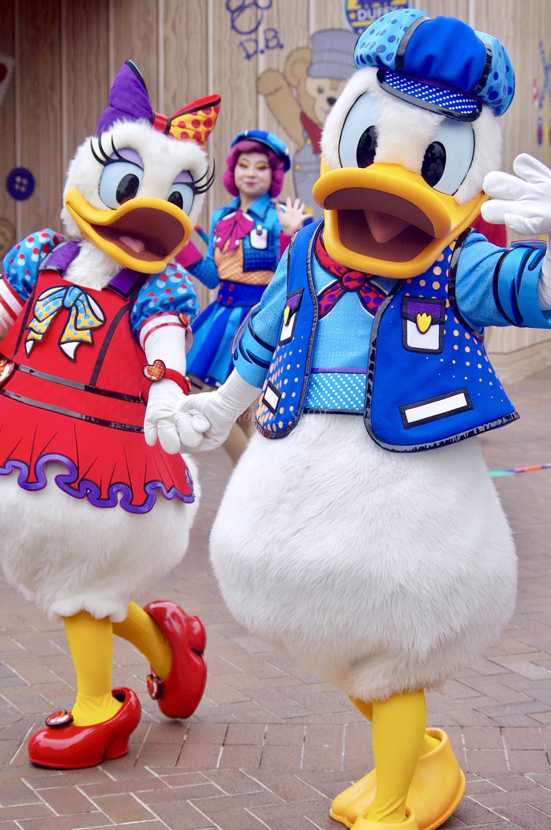 konbu_SHDL's tweet photo. Disney Color Fest: A Street Party💙❤️💛
ドナデジ一緒だと更に可愛い😍💕 https://t.co/rrNRQgM36E