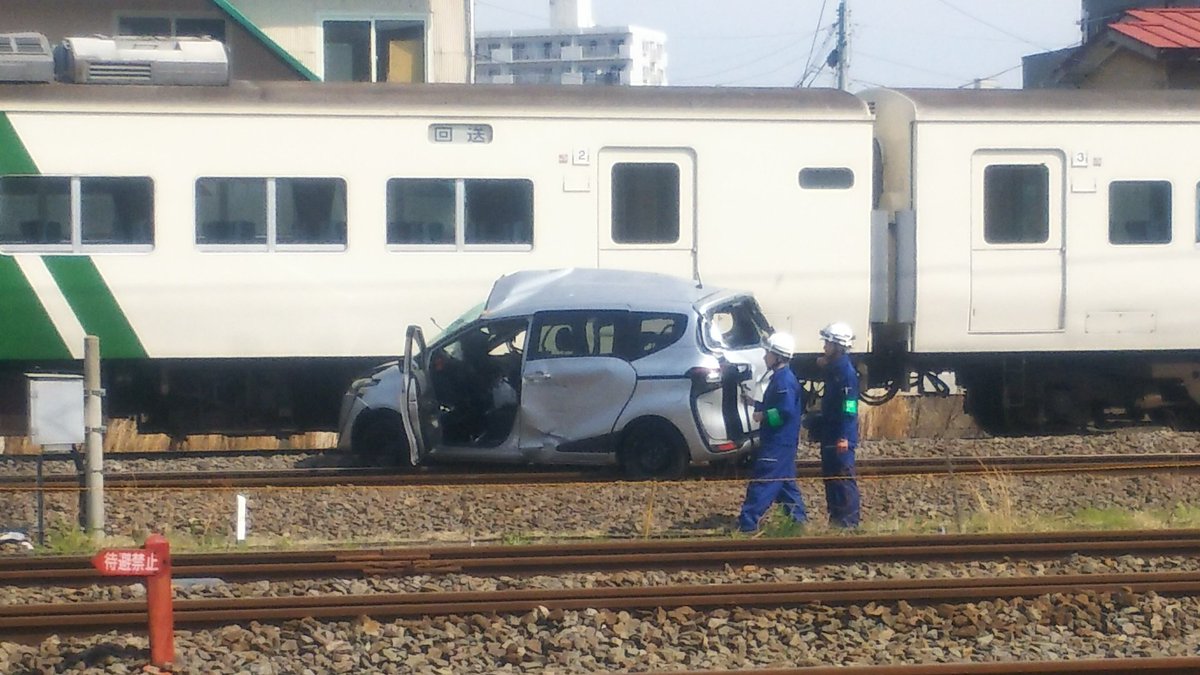 東海道線で電車と車が衝突する踏切事故の現場画像