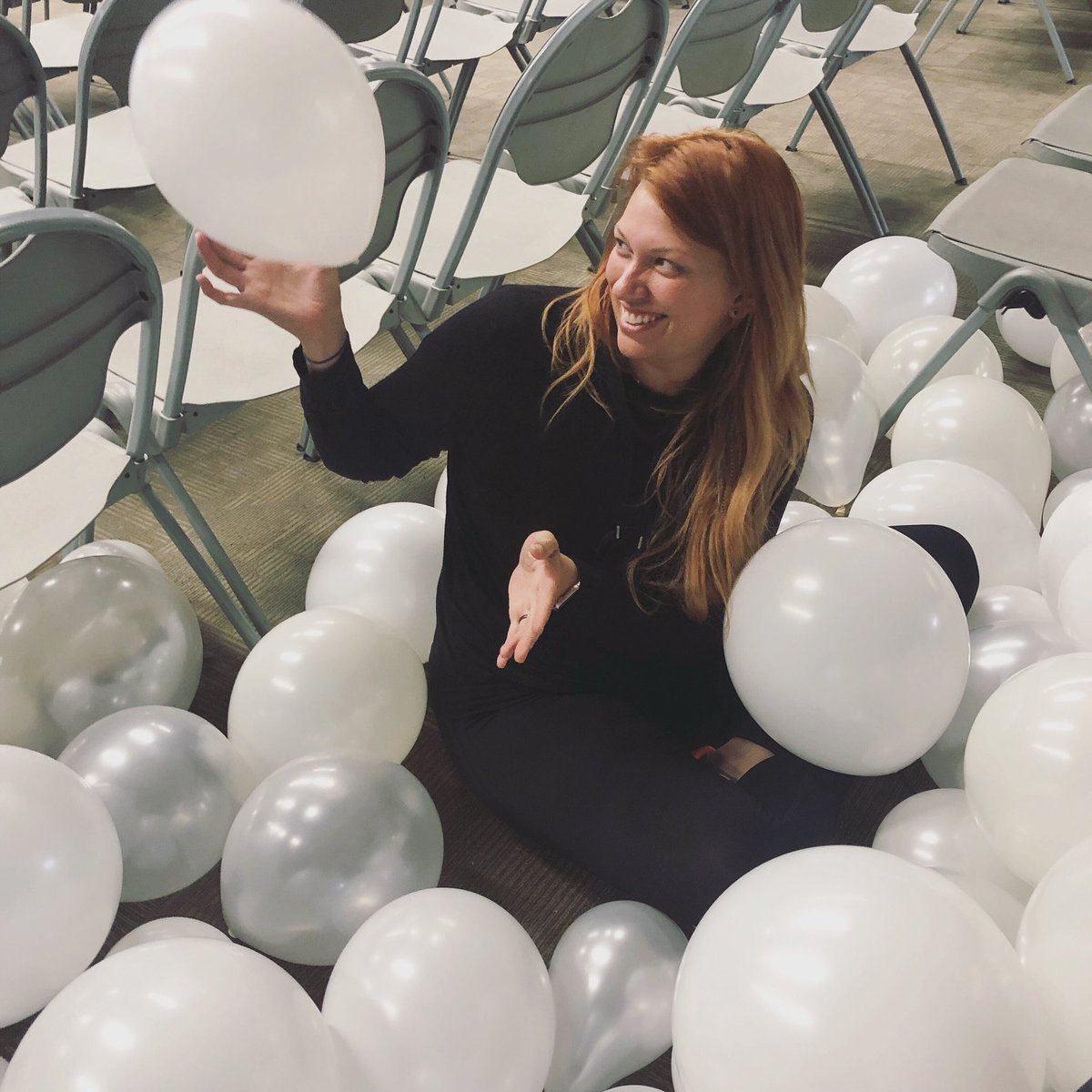 trisarahhhtops_'s tweet image. just sitting in a sea of balloons 🎈 #easterprep