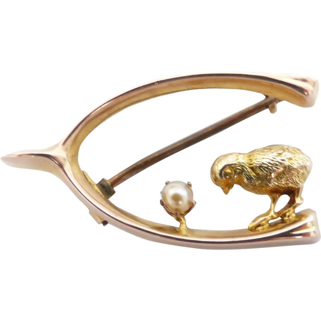 beryllane7's tweet photo. Happy Easter!!🐥 What are you up to today? My day will be filled with hiding eggs (shh!!), feasting and downtime with family! 🙏
Pictured is a cute #Edwardian 'Lucky' #Chick &amp; Pearl on #Wishbone #Brooch from the #beryllanearchives 
#easter https://t.co/SXprdPax9S