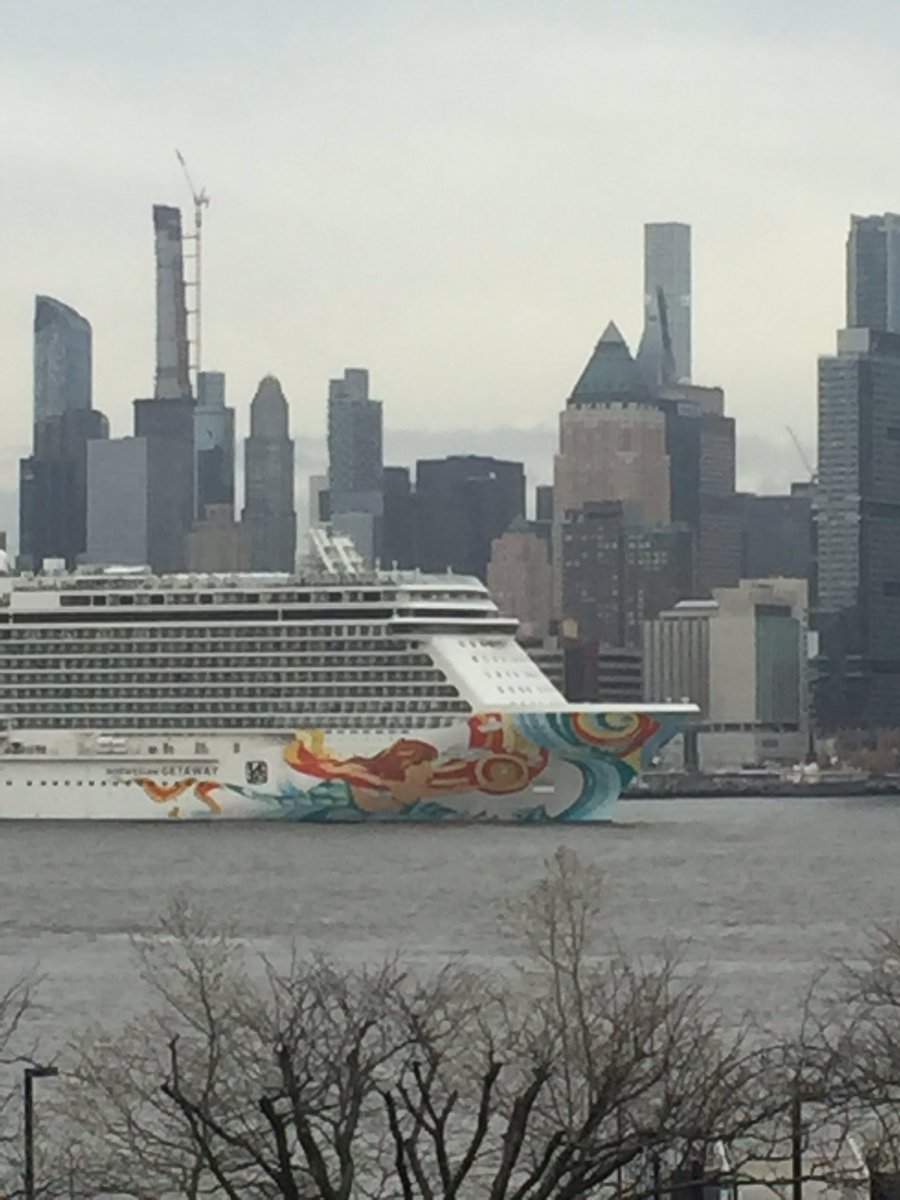 JHoff_22's tweet image. Really cool catching a glimpse of this cruise liner painted by Lebo as it departs from Manhattan @LeboArt @LeBatardShow @lebatardbros  #LeboArt #LebatardBros #NYC