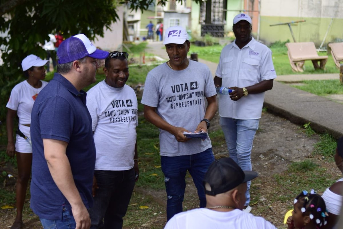 FedePolicani's tweet photo. Buscando el voto de casa en casa en el sector de las Multi de Río Alejandro junto a David Romero candidato a Representante del corregimiento de Puerto Pilón #YVieneMas #Alcalde2019 #Vota4 https://t.co/u7V7YNCM9r