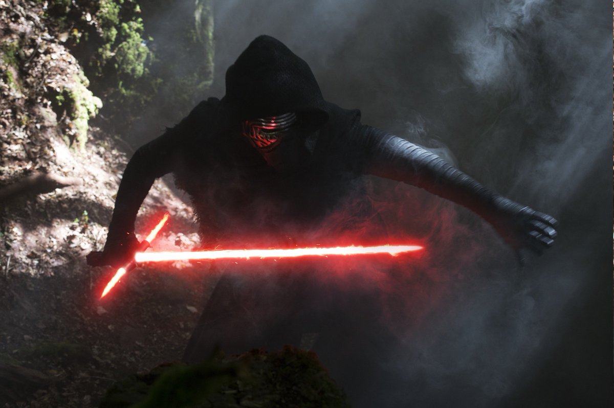 THR's tweet photo. Why that glimpse of #KyloRen seemingly putting his old mask back together in #TheRiseOfSkywalker trailer has caused concern among fans https://t.co/qcQzqAKkFm https://t.co/YnAy3jON2I