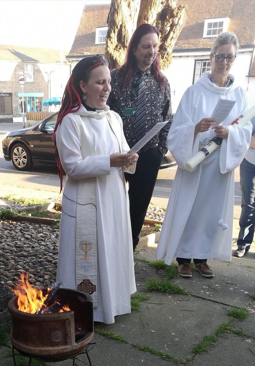 RevCBeckett's tweet photo. #HolySaturday #FirstFires service as All-Age: bonfire, new paschal candle, dramatised reading, bell & shaker din in the creed from '& on the third day..', Sprinkling & blessing building & people, then toasting marshmallows: sweetness after the bitterness of the cross. @chelmsdio https://t.co/ebk6Xyf3Va