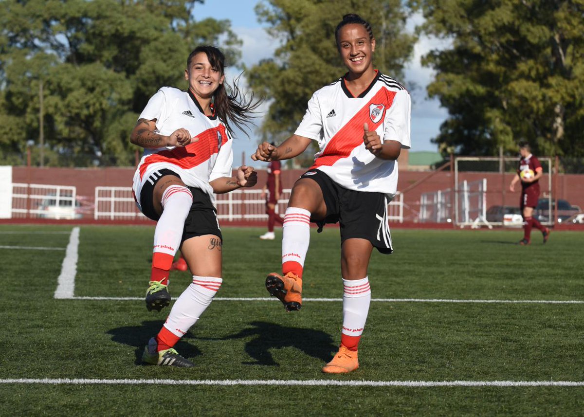 RiverPlate's tweet photo. ¡Festeja River! ⚪🔴⚪💃

📸 Nicole Hain y Dalila Ippólito, a pura alegría en Lanús: las Millonarias siguen en lo más alto de la tabla, con 26 unidades.

#FútbolFemenino ⚽ https://t.co/vl3L2L3BSI