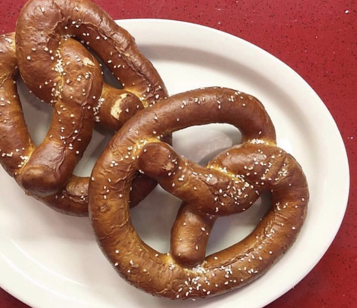 *carbs don’t count on the weekend 🥨🍻

#OTC #lkn #clt #follow #movie #theater #film #cafe #taproom #NCtheaters #independenttheater #davidsonnc #wine #foodie #dine #craftbeer #eat