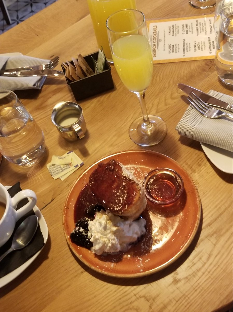 Forrunningoutld's tweet photo. Indulged today. Think I'll have to make this a thing. @louvinowine #brunch #mimosa #tapermode #runchat https://t.co/A96BBPUmje