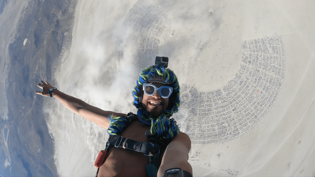 CahillFilms's tweet photo. Skydiving into Burning Man – I, Robot https://t.co/RBiuzNWVtD https://t.co/UZMUeWzlPK
