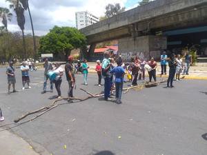 DolarToday's tweet photo. ¡NO MÀS! Vecinos de Caricuao protestan por tener más de 10 días sin agua -► https://t.co/VlrBVLfhKR https://t.co/kHy3SNow3r